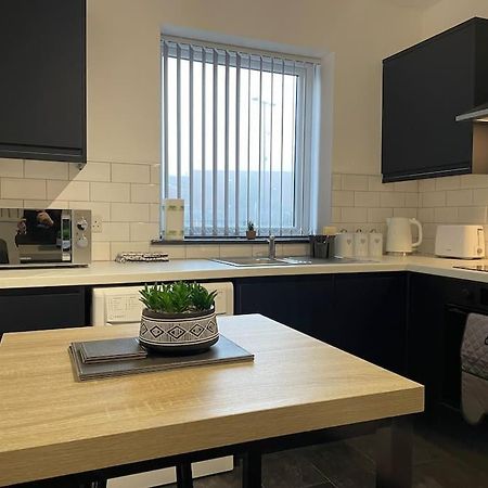 Modern Apartment With En-Suite & Private Kitchen Stoke-on-Trent Kültér fotó