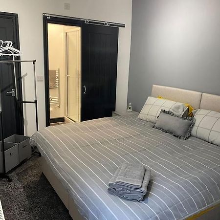 Modern Apartment With En-Suite & Private Kitchen Stoke-on-Trent Kültér fotó