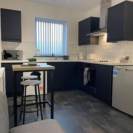 Modern Apartment With En-Suite & Private Kitchen Stoke-on-Trent Kültér fotó