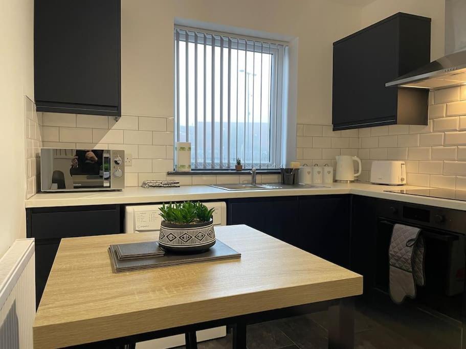 Modern Apartment With En-Suite & Private Kitchen Stoke-on-Trent Kültér fotó