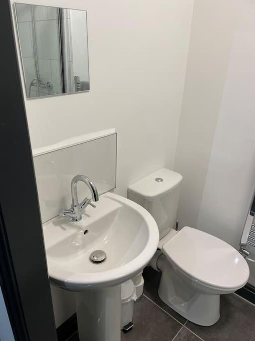 Modern Apartment With En-Suite & Private Kitchen Stoke-on-Trent Kültér fotó