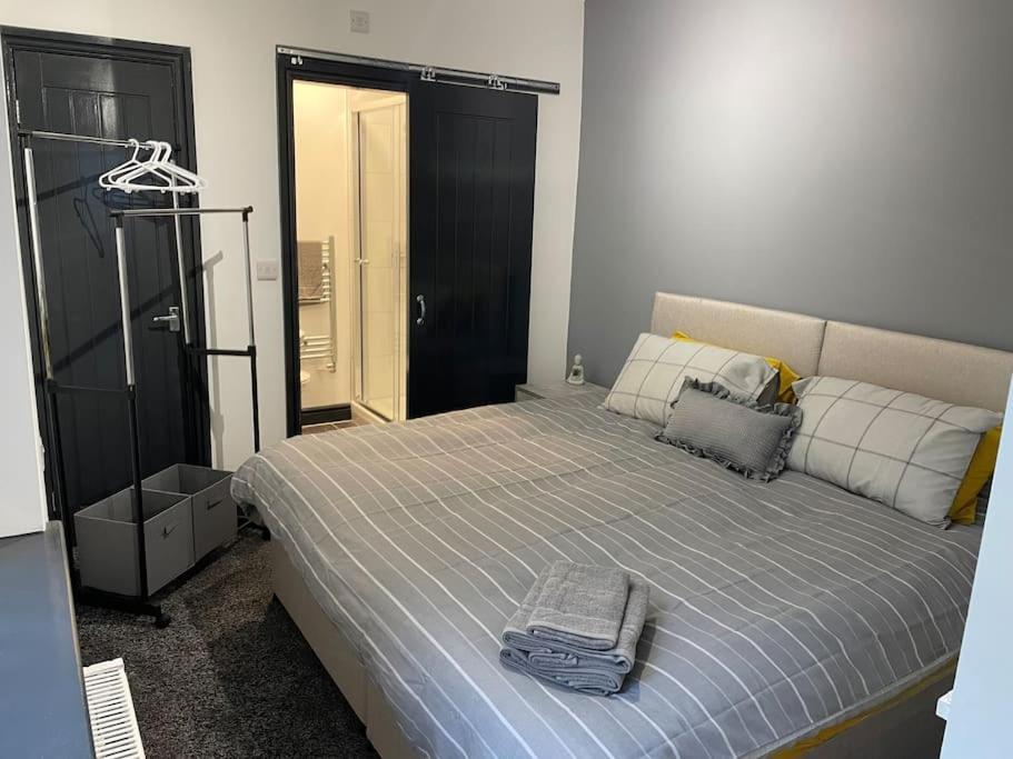 Modern Apartment With En-Suite & Private Kitchen Stoke-on-Trent Kültér fotó