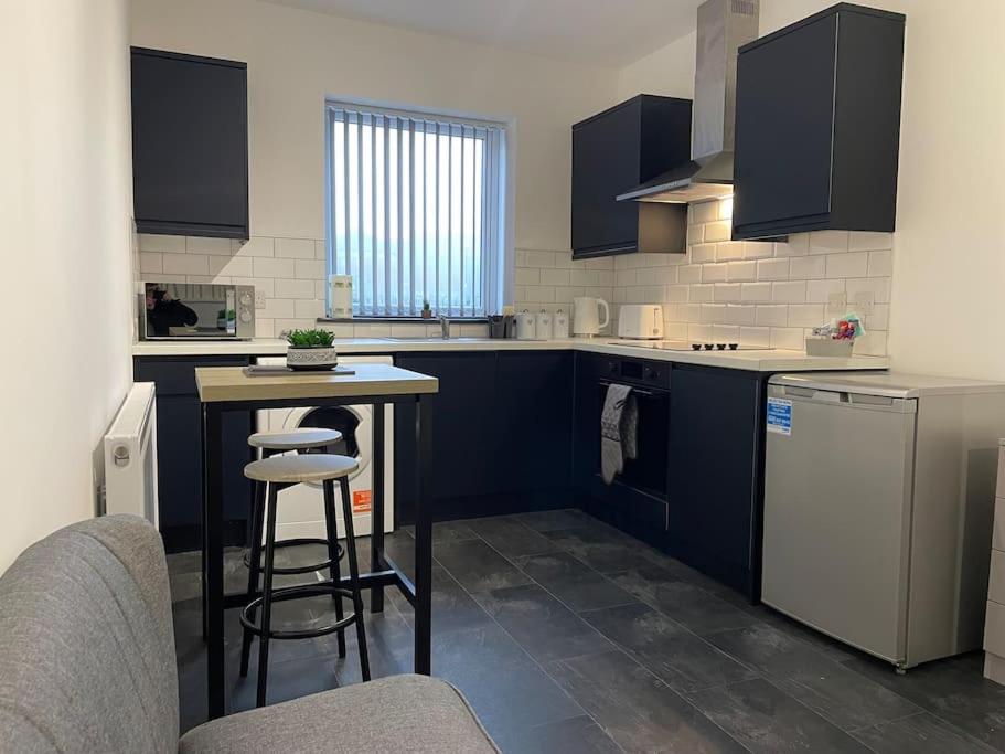 Modern Apartment With En-Suite & Private Kitchen Stoke-on-Trent Kültér fotó